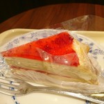 Dotoru Kohi Shoppu - 苺とマスカルポーネのミルクレープ 390円