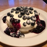 ウォルプタス 東京駅グランルーフ店 - ブルーベリーとクリームチーズ¥1,100-