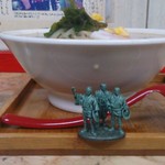 登龍門 - 味噌ラーメン750円　側面