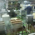 お菓子の壽城 - 製造ラインもガラス越しに見られます。