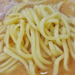 らーめん 喜輪 - 丸山製麺新城店の麺は細め。