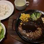 鉄板王国 - 黒カレーハンバーグ（レギュラー） ¥830 ＋ サラダ ¥200