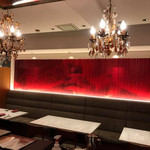 レジーナ イタリアーナ - シャンデリアが素敵でラグジュアリーな店内