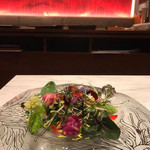 レジーナ イタリアーナ - 
      契約農家さんのお野菜とミックスリーフのサラダ