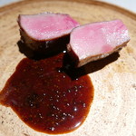 エクアトゥール - メインの牛タン粒マスタードのフォン・ド・ボーで