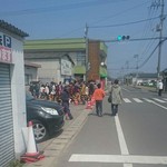 山越うどん - 平日12時、50人くらい？左折した先まで続いてますよ。