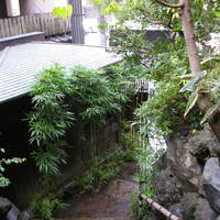 柚子屋旅館・一心居 - 門をくぐると急な坂