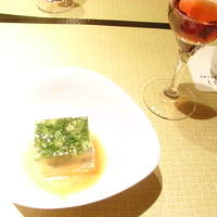 天然うなぎ しま村 - 食前酒のワイン、にこごり（さくら1/8）