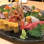 幸ちゃん寿司 - 豪華な刺し盛りは二皿に分かれてやってきます。