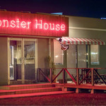 AMERICANDINER MONSTERHOUSE - 夜もオシャレ！
                        赤のネオンが素敵です！