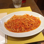La voglia matta - ニンニクと赤唐辛子のトマトソースのスパゲティ。
            ランチのBは、税込1036円。
            美味し。