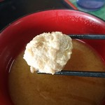 まぐろレストラン - 味噌汁には鰯のつみれが♪