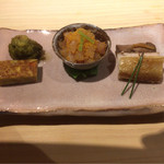 味ひろ - [先付け]
      蟹ふくさ焼き、蕗の薹の煮浸し、鯛昆布じめ唐墨あえ、鯛子の煮つけ、笹鰈