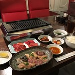 肉とスープのおいしい店 肉の匠 吉杉 - 本日のお肉4種盛りとホルモン5種盛り