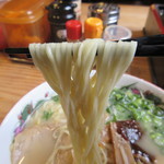 三徳らーめん - 麺は自家製の珍しい極細平打ちちぢれ麺♪