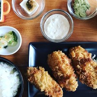 梅田 ワーフ - 品数も多い牡蠣フライ定食は1,200円。