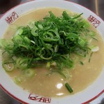 味の名門 - ネギをどっさり乗せた特製ラーメン