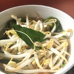Pho Factory - 野菜投入