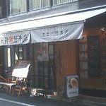 東風汁麺屋 - 夏はガラス壁を開いて簾をかけます