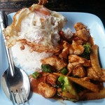 IM CHAN - 鶏肉のレッドカレーペーストごはん