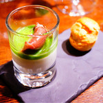 アミューズ
          ホタルイカと新玉ねぎのムース 菜の花のピューレ
          ノルウエーサーモンのリエットを詰めたグジェール