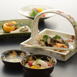 A variety of ingredients sourced from all over the country are prepared using unique Kyoto cuisine methods.