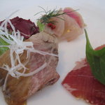 6469494 - 冷製ローストビーフのサラダ仕立て、フランスバイヨンヌ産生ハムとフルーツ、三崎白身魚のお刺身サラダ　グリーンペッパーソース