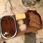 terroir - でかいアンチョビを缶詰ごとバターとパンで食べる料理