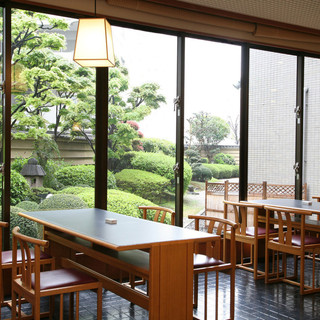 【テーブル席】開放的で大きな窓から庭園を眺めてお食事を