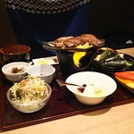 Kanoya - 『華乃屋ステーキ定食』、さすが2,980円は立派。