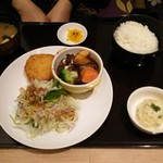 このお店、結構何でも美味しいようです。『食べるビーフシチュー（かにクリームコロッケ付き）』。