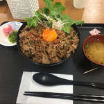 米沢 琥珀堂 - 2017年3月。牛すき焼き丼には味噌汁とお新香付き。