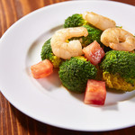 Stir-fried shrimp and broccoli with anchovies