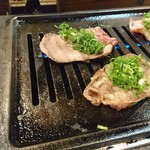 喜八 - ネギたっぷりのタン。