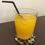 Nino - フレッシュオレンジ入りジュース ￥500
      ケーキやフードとの注文で50円引きになります。