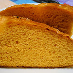 タボラ カルダ ミヤケ - 焼き上げたばかりのフォカッチャ、ニンジン味でした。