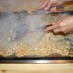 しなの - 目の前で作ってもらう、もんじゃ焼きは、たっぷりボリューム