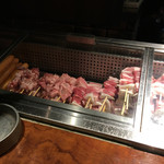 博多串焼き バッテンよかとぉ - カウンターの前に串が並んでます。