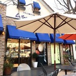 ラ・コート・ダジュール - テラス席でイートイン可。コーヒーや紅茶も用意されています♪