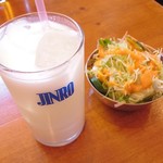 エベレストキッチン - ドリンク（ラッシー）とランチセットのサラダ