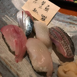SOUSAKU DINING 横衛門 - 板長おすすめ寿司5貫（〆鯖・紋甲いか・平鯛・勘八・なめた鰈）