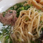 麺屋 菜々兵衛 - 中太縮れ麺です。