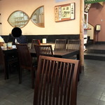 奥に4人がけテーブル。