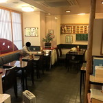 割烹・雑炊 大美 - 手前に2人がけテーブル。