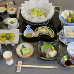 湯葉ととうふ懐石 花利久 - 懐石コース【若草】です。台の物は湯豆腐となっております。三三〇〇円