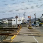 逢憂都場庵 - 踏切を南側に渡ってからの駐車場側