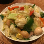 フィリピンレストラン イポイポ - 八宝菜みたいもの。いろーんな種類の野菜が入ってて美味しい！特に 里芋みたいなの生で入ってるのカリカリで美味しい
