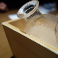 寿司 向月 本館 - 氷で冷やされた酒