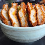 明治亭 - 大盛り丼ぶりは底深くデカイ