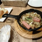 Oyster house Kai - きのことベーコンのアヒージョ。バケットと一緒に。